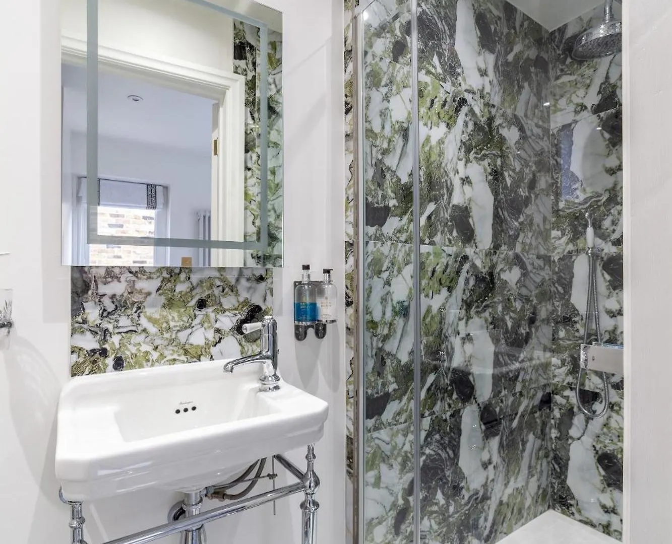 The New Cross Premier Rooms London Apartment