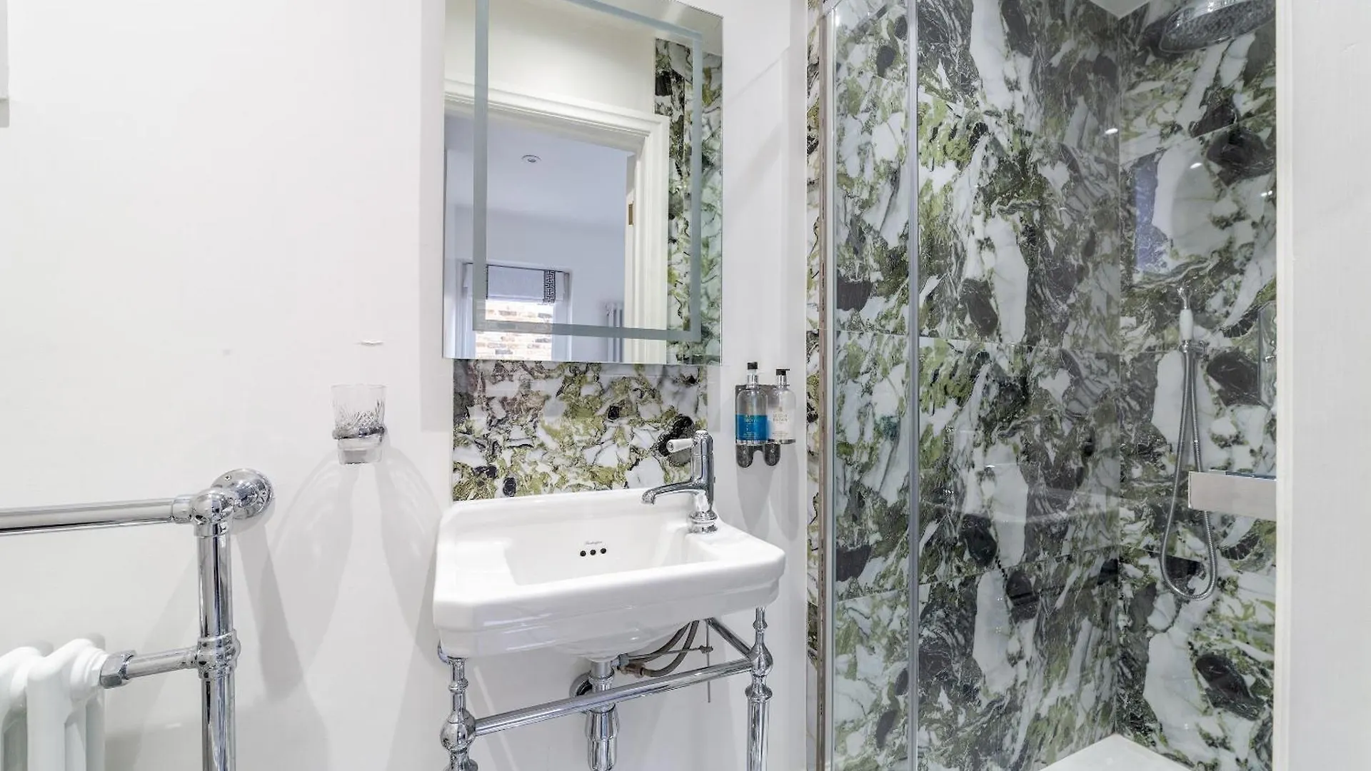 The New Cross Premier Rooms London Apartment
