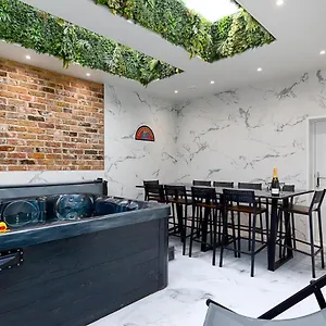 23 Trafalgar Square With Hot Tub And Cinema Scarborough